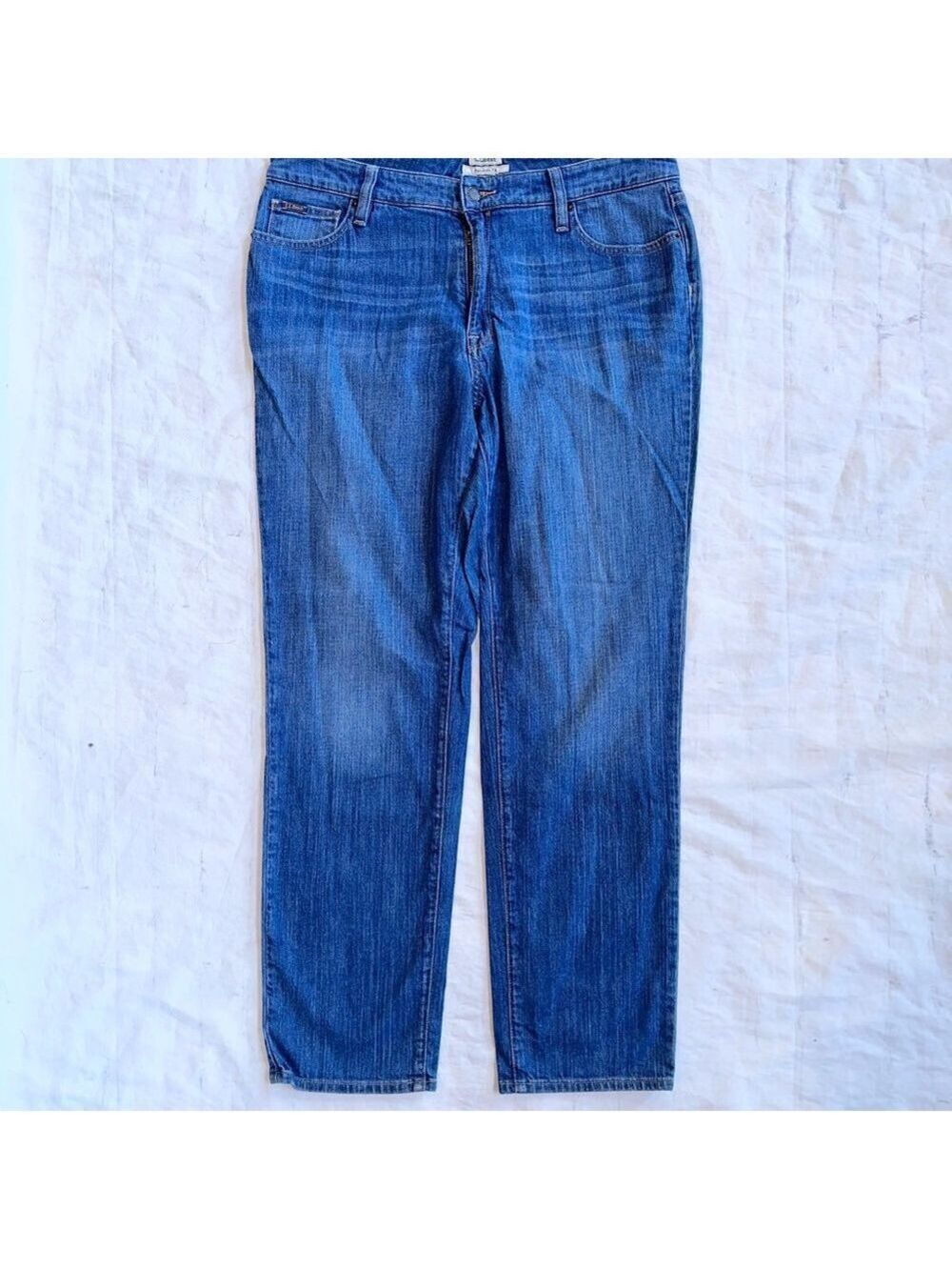 NWOT Women’s Size 12 Reg Favorite Fit Straight Leg Med Wash Denim Blue Jeans